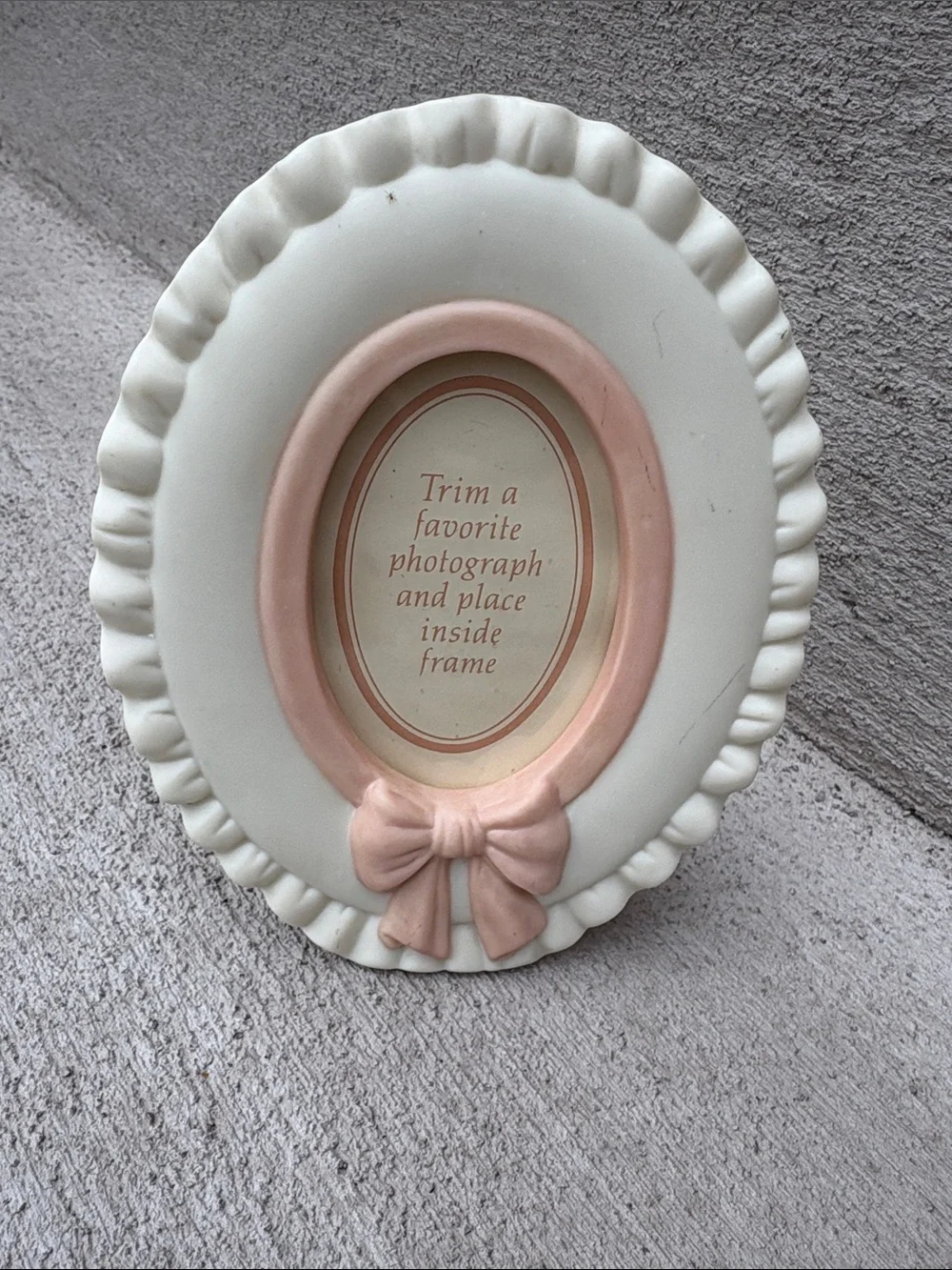 VTG Avon Pink Bow Oval Picture Frame